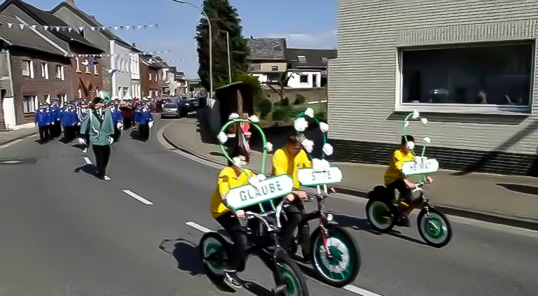 © Wolfgang Schmitz | Der Ort wird geschmückt.