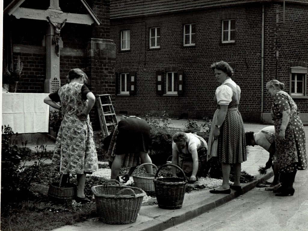 © Hans Walter Corsten | Bernhard Zabel | Fronleichnam Schmücken Berverath1964