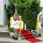 Wegekreuz im Blumenforst