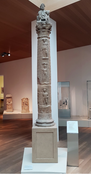 © https://commons.wikimedia.org/w/index.php?curid=69015620&uselang=de (keine Änderung vorgenommen ) | Jupitersäule