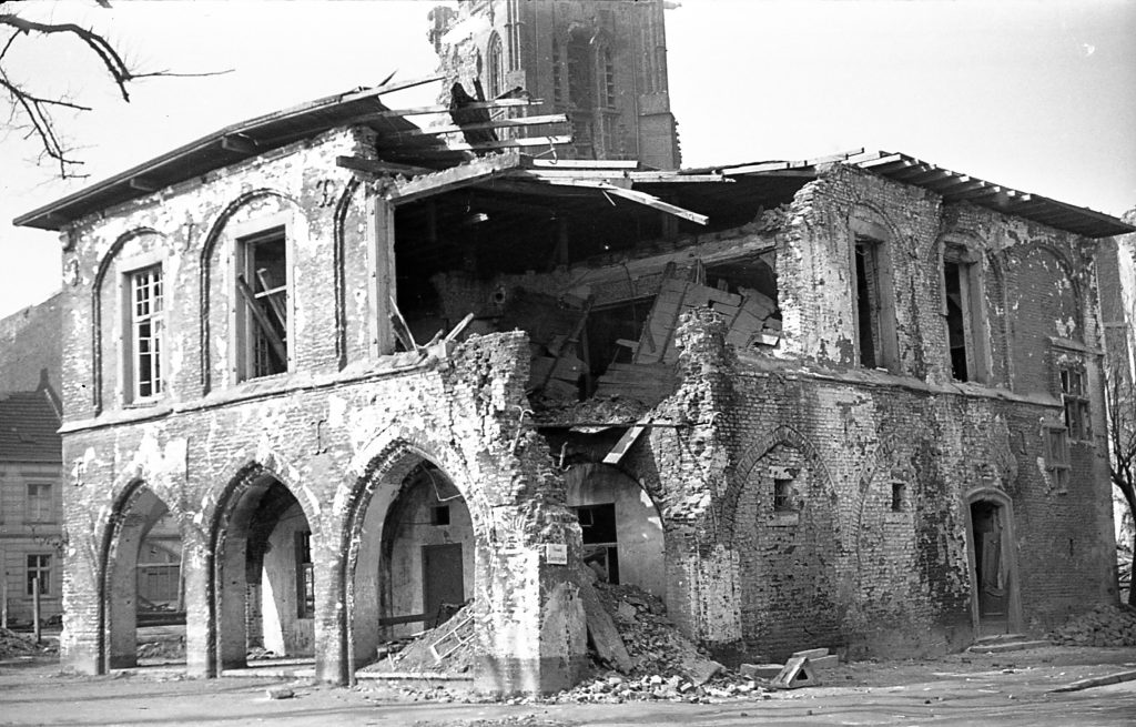 © Hans-Peter Jans | Hermann Schwingens | Altes Rathaus 1945