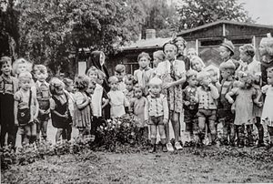 © Heimatverein der Erkelenzer Lande e. V. | Schwester Desideria im Notkindergarten 1950