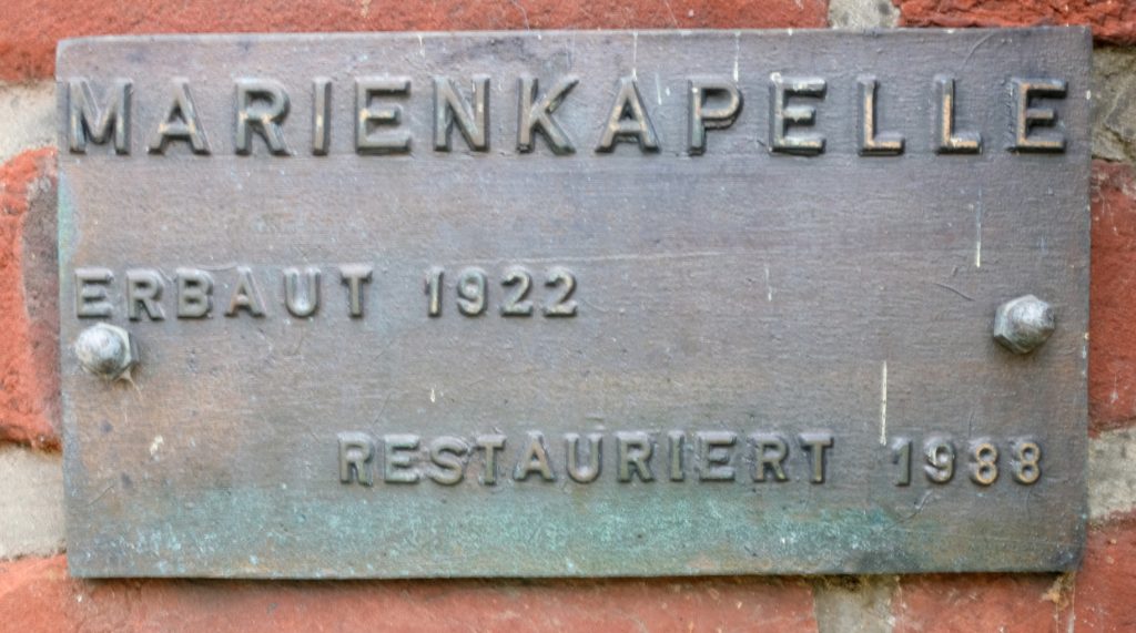 © Wolfgang Lothmann | Marienkapelle Houverath Gedenktafel