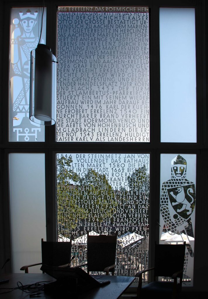 Geschichtsfenster_Sitzungssaal-Haak-2