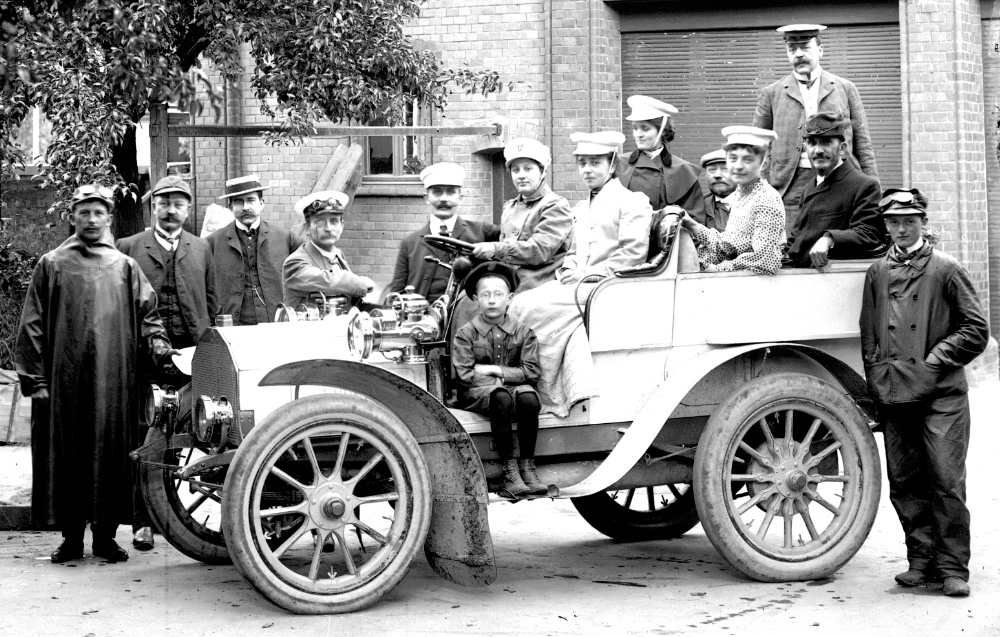 © Archiv Stadt Erkelenz | Anton-Racky-mit-Mitarbeitern-und-Auto