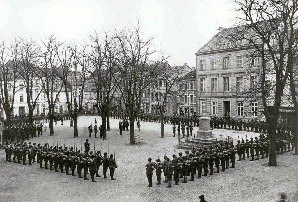 Belgisch-französiches Militär auf dem Markt bearb