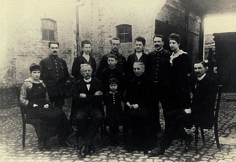 © Willi Huendgen, Clara Huendgen | Einquartierte Besatzer bei Erkelenzer Familie