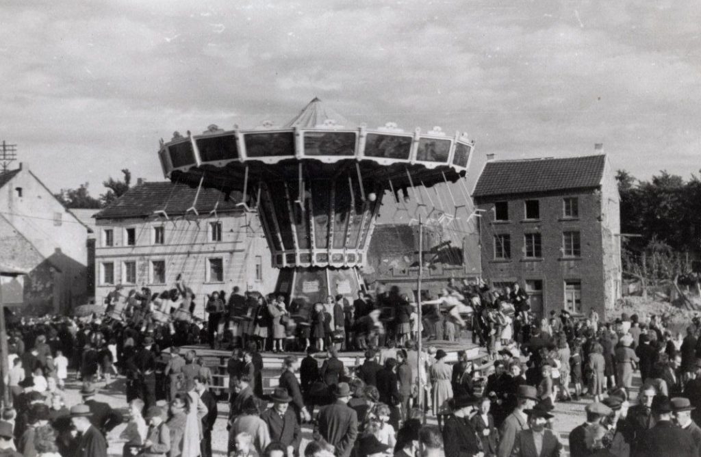 © Archiv Heimatverein | Hermann Schwingens | Kirmes auf dem Franziskanerplatz, etwa 1950