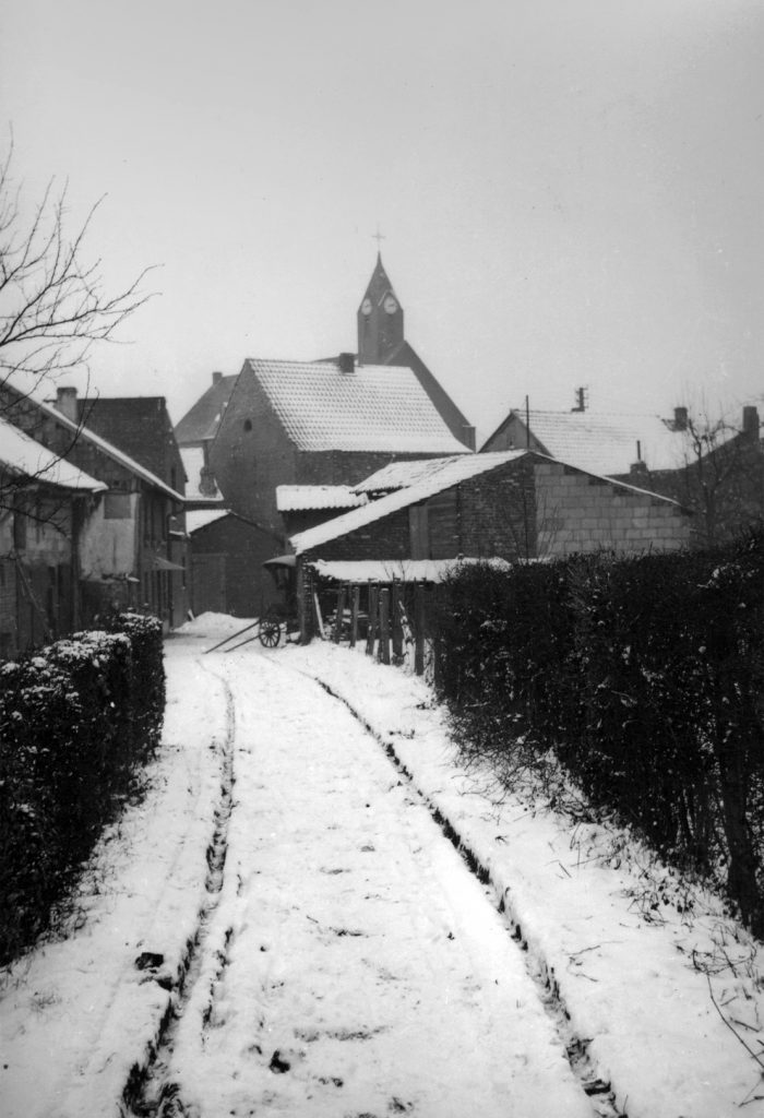 © Heimatverein der Erkelenzer Lande e. V. | Leo Lemmen | Granterath Heckenweg mit Kirche