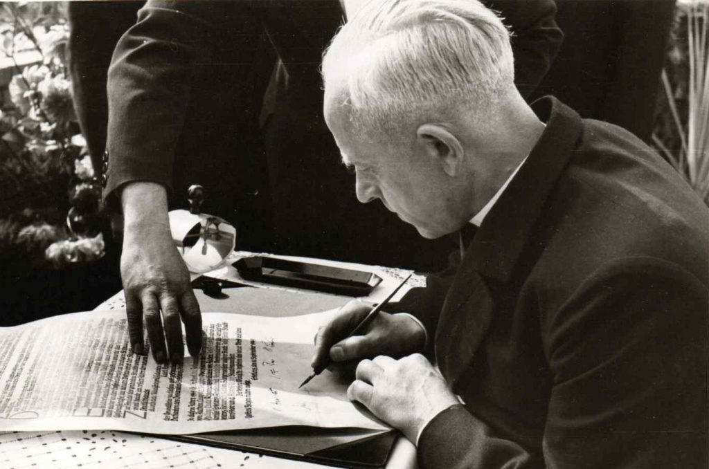 © Günther Merkens | Wilhelm Schmitter | Wiggers unterschreibt Urkunde Grundstein St. Lambertus