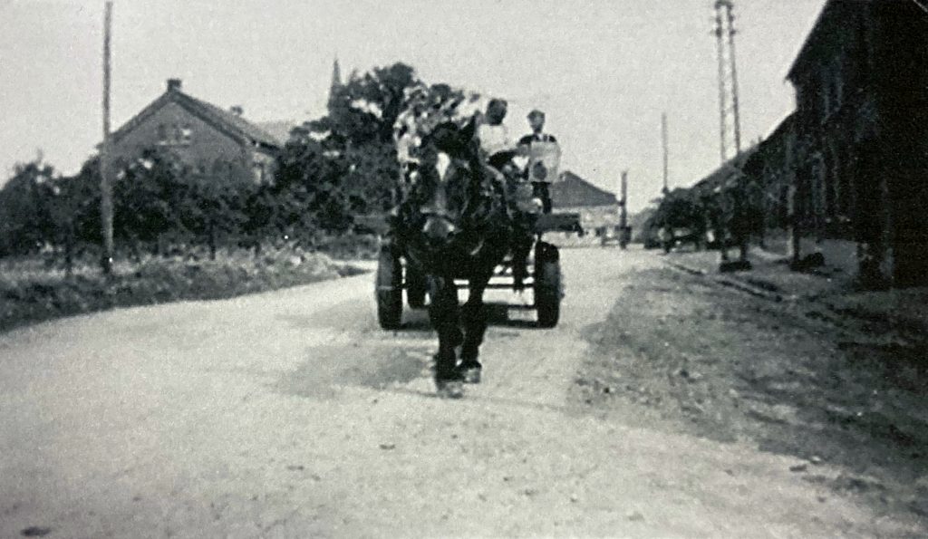 © Archiv Hetzerath | unbekannt | Alte Schule von Dorfstrasse aus