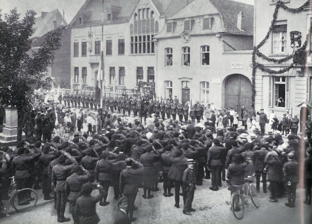 © Archiv Heimatverein | Wilhelm Schmitter | Fahnenappell am Johannismarkt, etwa 1920
