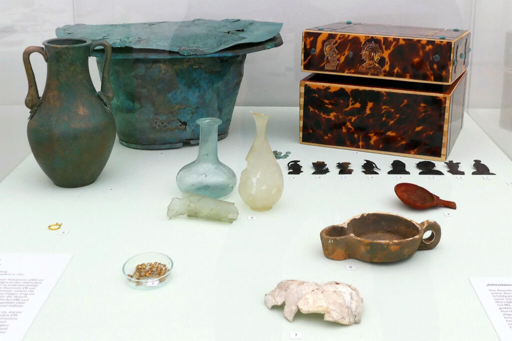 © Hermann-Josef Heinen | Vitrine mit Grabbeigaben