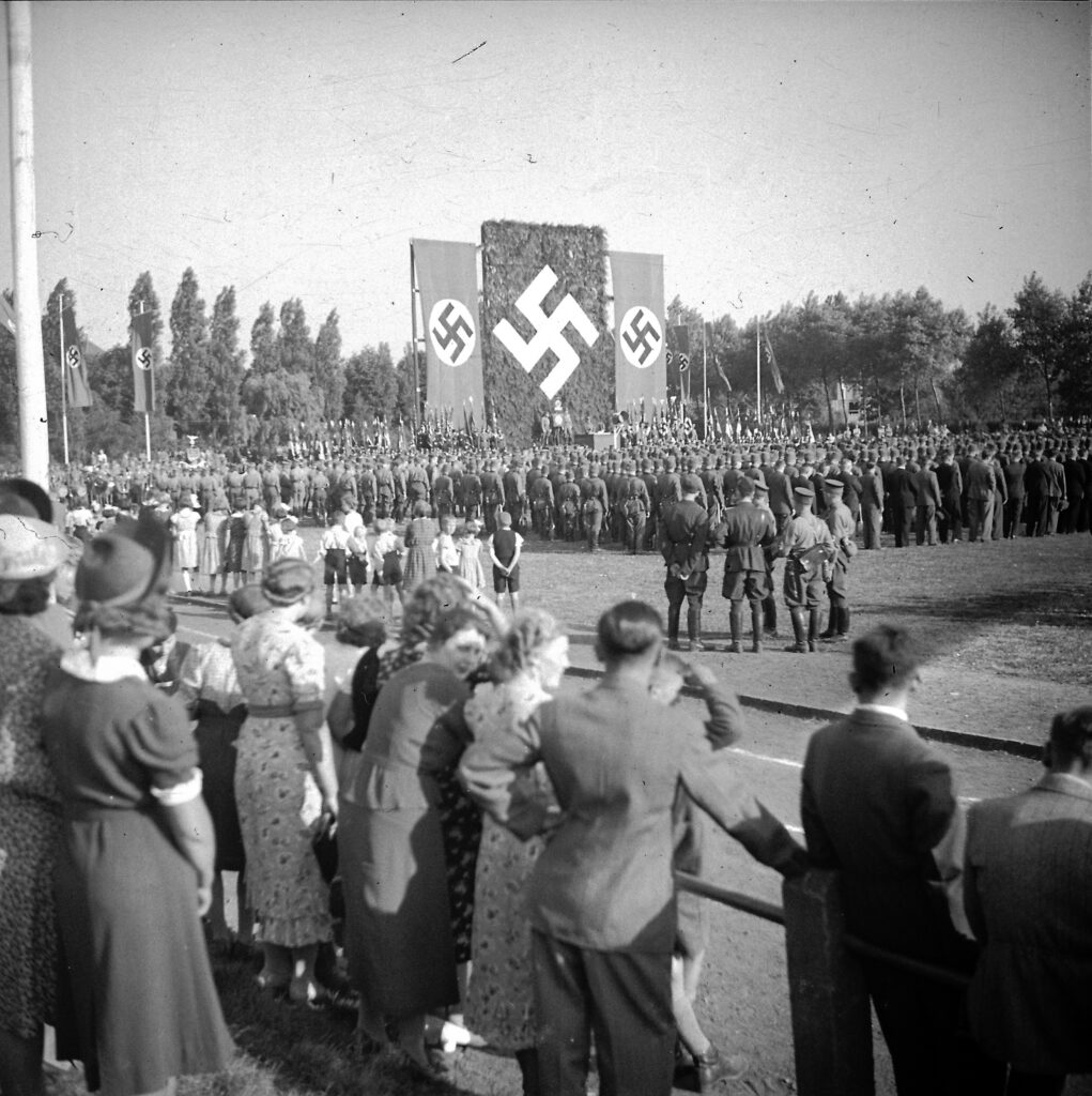 © Archiv Heimatverein | Wilhelm Schmitter | kundgebung Sportplatz Erkelenz