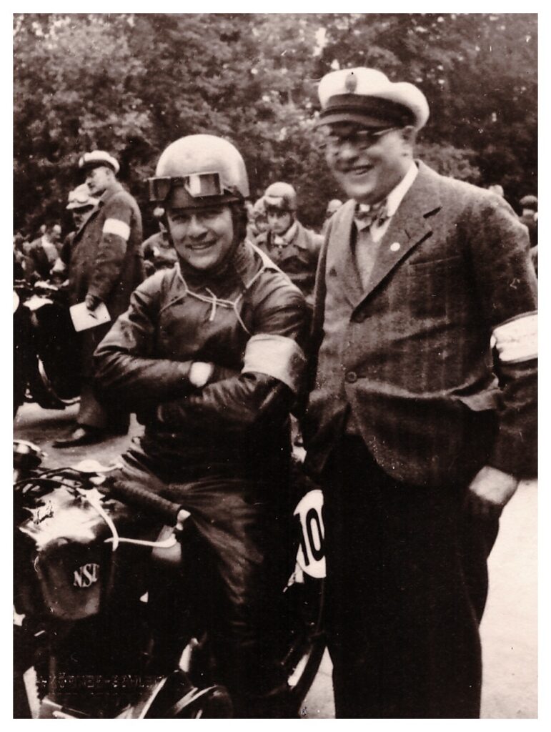 unbekannt | neben Rüttchen der Schleizer Rennleiter Johannes Wächter, der Taufpate des Schleizer Dreieck Rennens