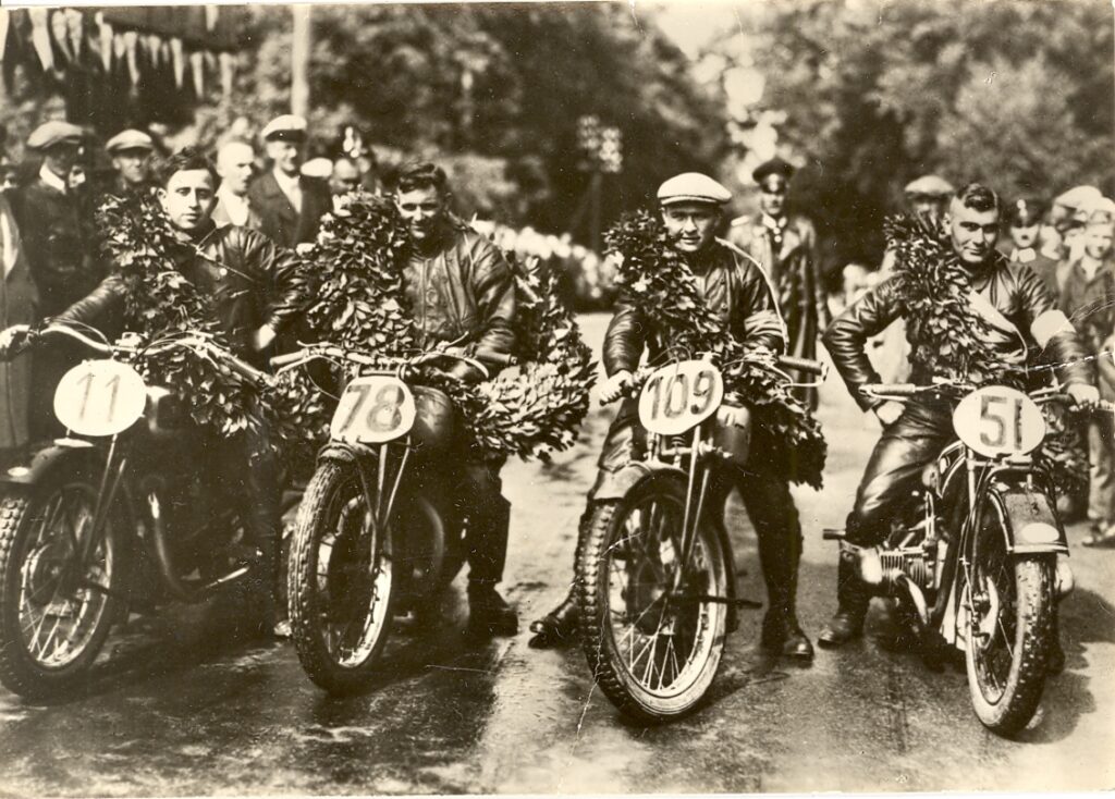 © Stadtarchiv Erkelenz | Schleiz-Dreieck 1931, von links bis 350ccm Werner Könitzer, bis 350 Ernst Doof, bis 1000ccm Paul Rüttchen und Fritz Köhler