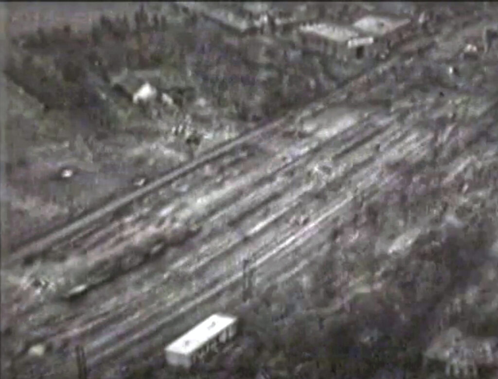 © Dr. Heinz Pielsticker | Wolfgang Lothmann | Bahndamm nach Angriff 1945