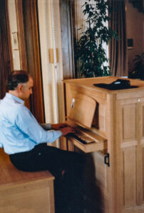 © Edith Buyel | Hans Buyel mit seiner selbst gebauten Orgel