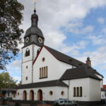 © Von Elke Wetzig | Von Elke Wetzig (User:Elya) - Ei, CC BY-SA 3.0 | Rheinbach,_Hauptstraße_8,_Katholische_Pfarrkirche_St._Martin_(195)
