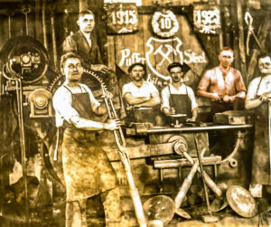 © Familie Schiefer | 1920 Zuschläger Schmiede Gehilfe in Kölner Eisenbahnschmiede