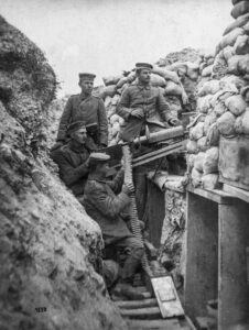 © Dr. Rainer Klügel | 1917 Reinhold Klügel im Grabenkrieg, Argonnen (Mitte links am Maschinengewehr) (1)