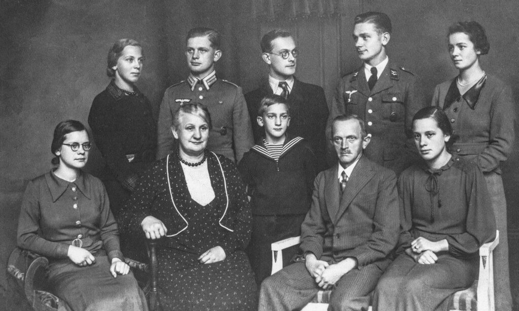 © Dr. Rainer Klügel | 1938 Reinhold und Martha Klügel mit allen Kindern 2