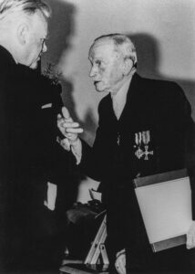 © Dr. Rainer Klügel | 1961-03-09 Reinhold Klügel und Bürgermeister Jansen bei Ernennung zum Ehrenratsherrn 2