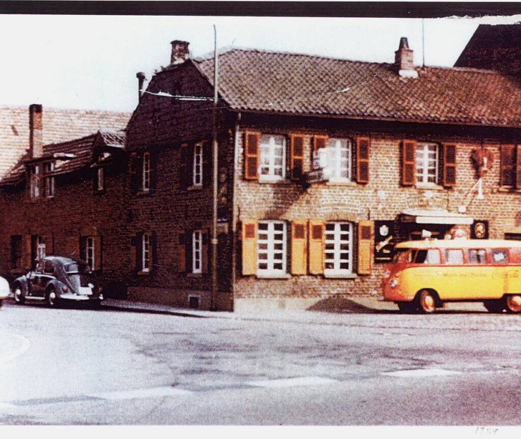 © Archiv Hans Groob | unbekannt | Krefelderstr._Ecke_Anton-Heinen_Str._Gaststaette_Kirchhofer_1954-12a0edd9ddbec768
