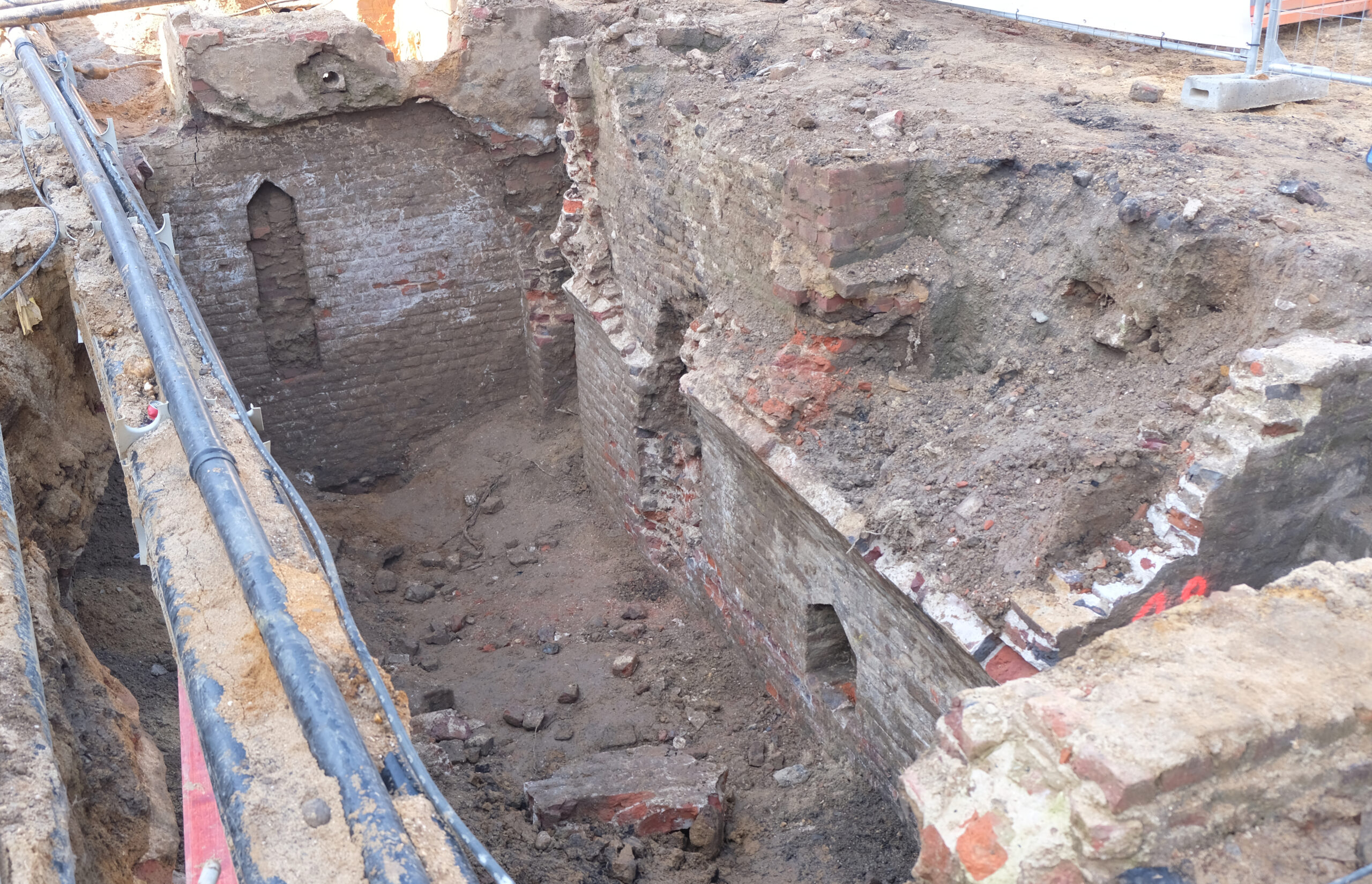 © Archaeonet GbR, M. Aeissen & Z. Goeruer | Philipp Gross | Blick in den Gewölbekeller des 19. Jahrhunderts im Gebäude der Schmiede Wachtendonk.
