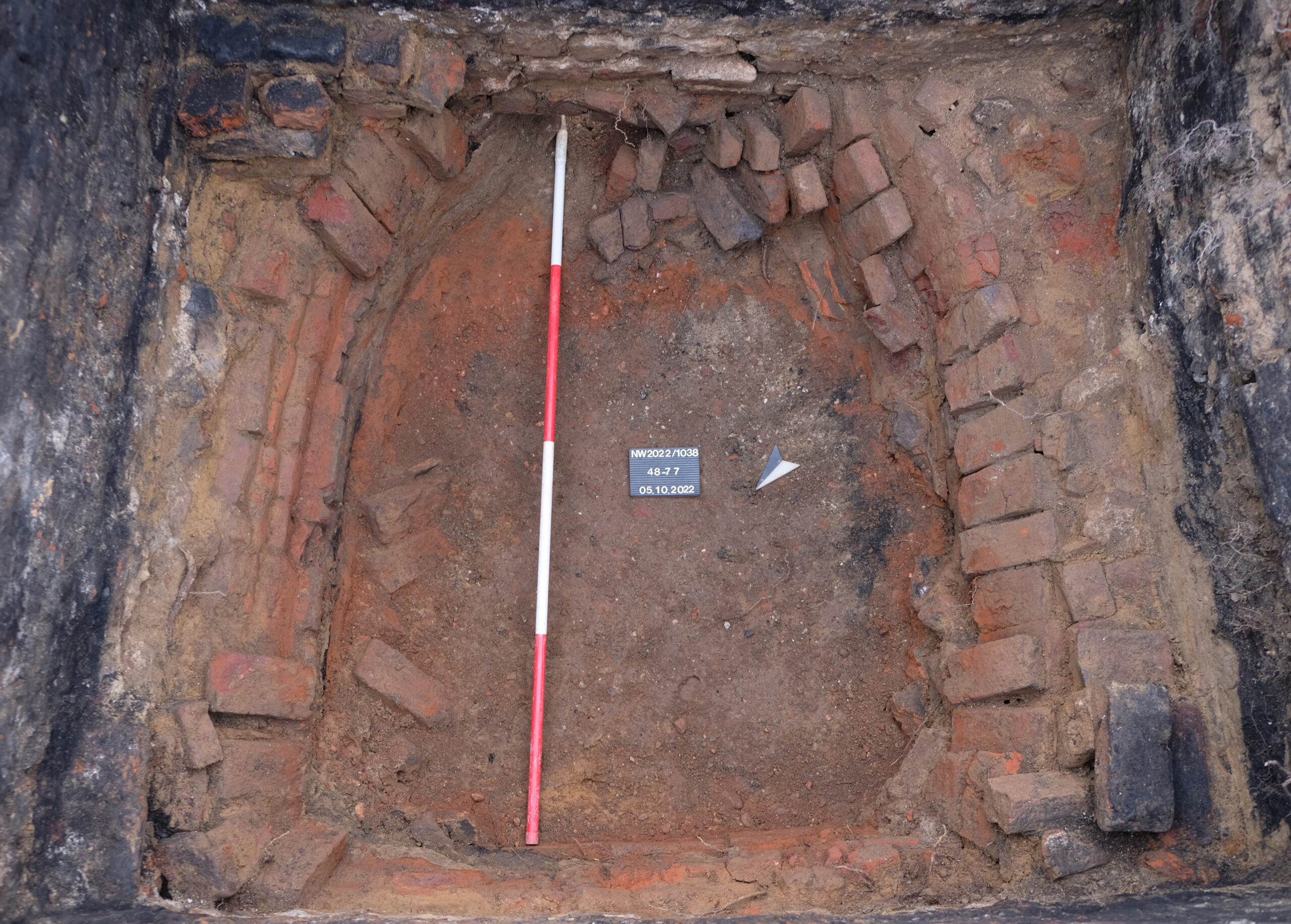 © Archaeonet GbR, M. Aeissen & Z. Goeruer | Philipp Gross | Blick in den neben dem Gewölbekeller im 19. bis frühen 20. Jahrhundert eingebauten Ofen des Gebäudes der Schmiede Wachtendonk.