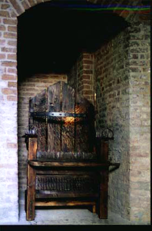 © Wikipedia Common | helmut | Hexenfolterstuhl in Neuss