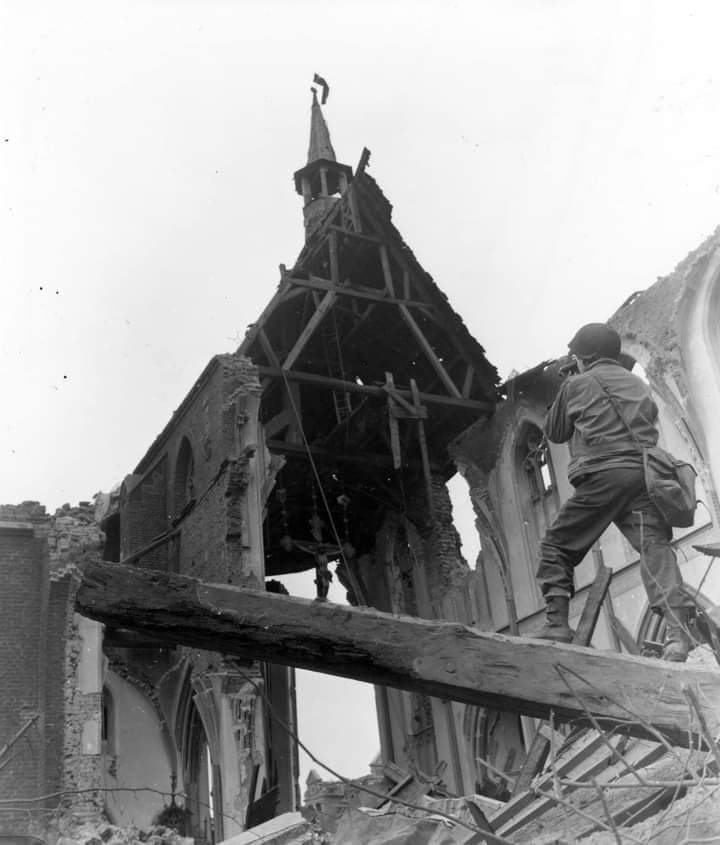 © NARA | unbekannt | US-Kameramann in der Pfarkirche